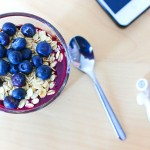 Pomysł na śniadanie lub deser – koktajl jagodowo bananowy z owsianką i borówkami!