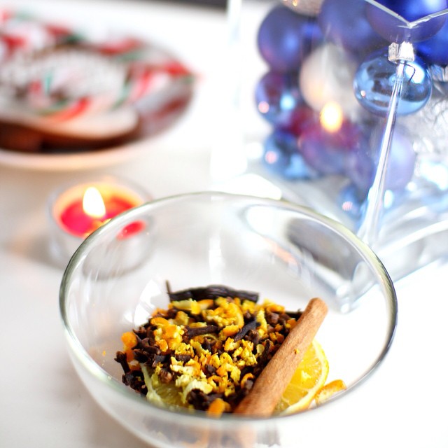 Pomysł od @niebalaganka na świąteczne potpourri od razu wcieliłam w życie ;) W mojej wersji pomarańcza, cynamon, goździki i wanilia ? Polecam! :) #christmas #xmas #instagood #awesome